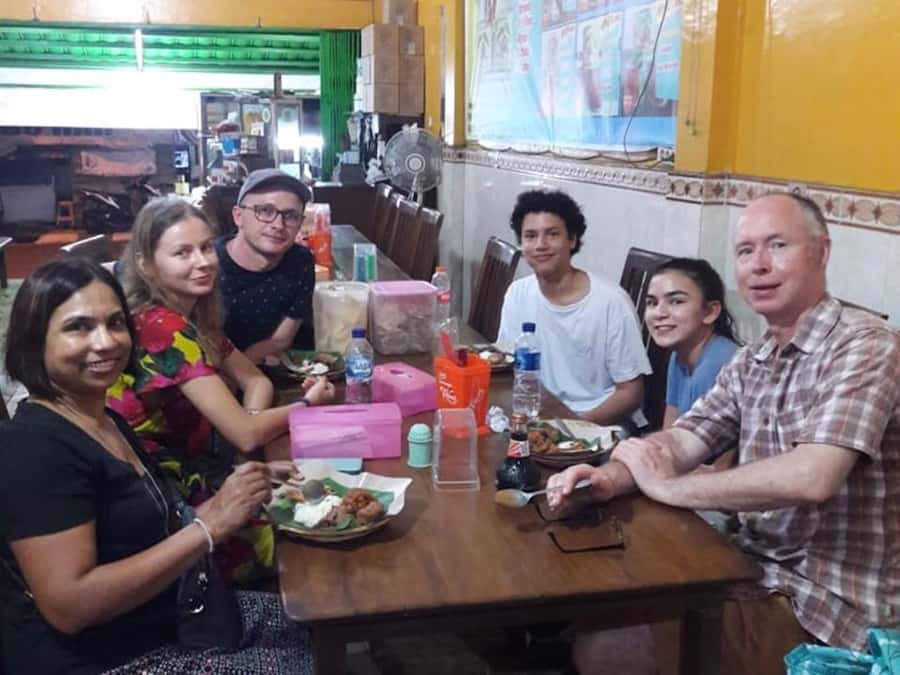 Yogyakarta: Nighttime Walk and Food Tour - What the guide adds to the food