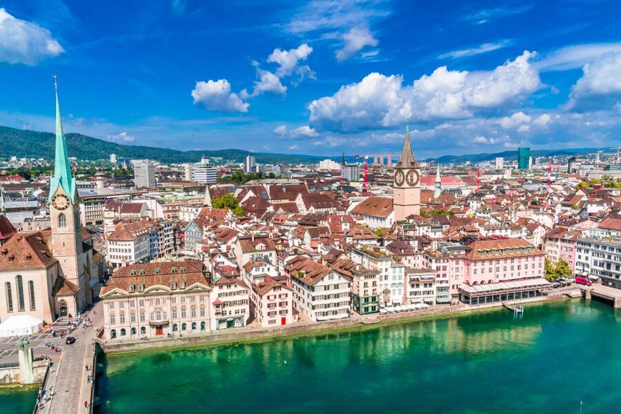 Zurich Old Town Walking Tour: 2-Hours - Three great churches, seen from the street